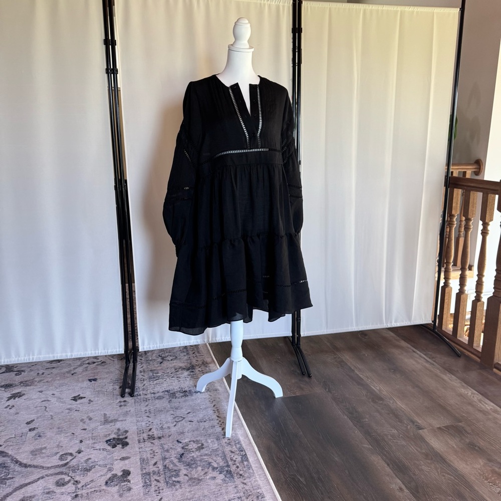 Chic Black Dress with open Stitching